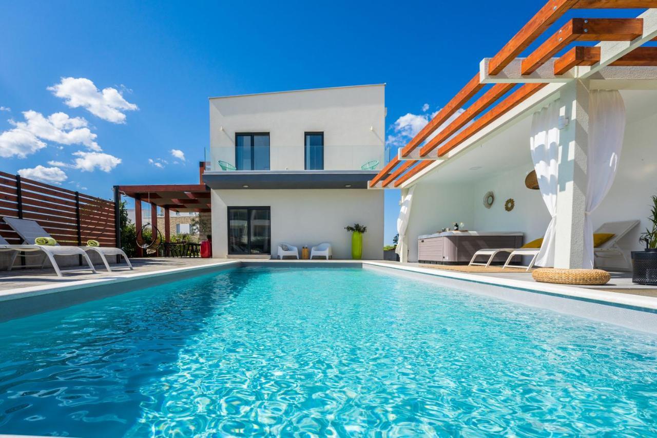 Villa Olea With Heated Pool And Jacuzzi